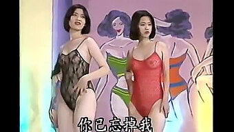 Gadis Taiwan Memamerkan Lingerie Permanennya Dalam Video