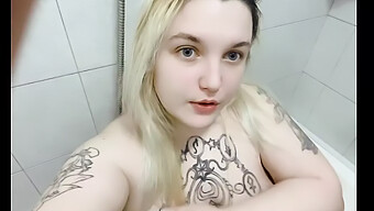 Dickärschige Blonde Schönheit Lutscht Und Spielt Mit Sich Selbst Zum Orgasmus