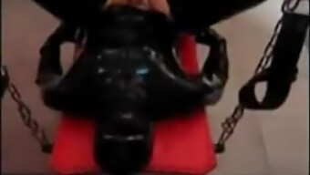 Latex Slave Zostaje Ruchany Straponem