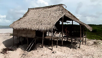 Dua Pasangan Terlibat Dalam Seks Di Luar Ruangan Di Rumah Pantai.