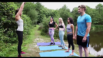 La Erección Del Hombre Británico Durante La Clase De Yoga