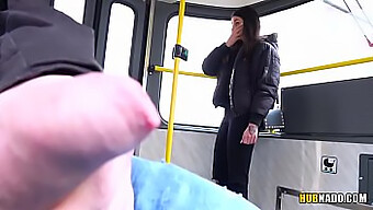 Amatorska Studentka Lubi Patrzeć, Jak Robię Sobie Dobrze W Tramwaju Publicznym.