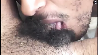 টিন (18+) তার মুখ চুদতে এবং গাধার মধ্যে চুদতে পায়।