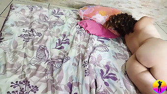 مراهقة (18+) تستمتع بلعبة النايلون مع مؤخرتها السمينة الجميلة..