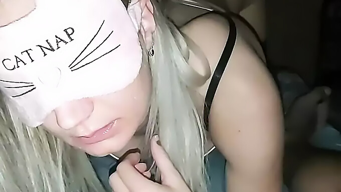 Blond Kráska Si Užíva Dvojitú Penetráciu So Svojím Partnerom