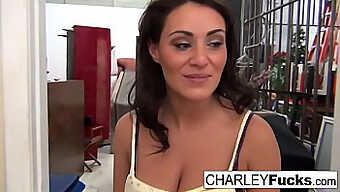 La Bruna Dalle Grandi Tette Charley Si Masturba Fino All'Estasi